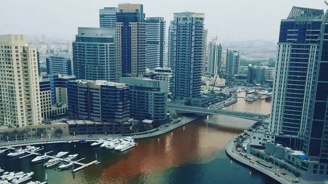 Вода помаранчевого кольору заповнила елітний район Дубай