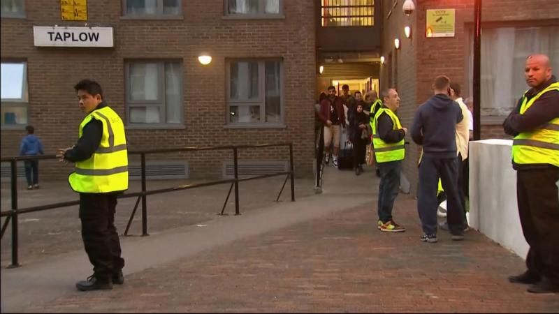 У Лондоні терміново евакуювали жителів 5 багатоповерхівок через загрозу пожежі
У Лондоні терміново евакуювали жителів 5 багатоповерхівок через загрозу пожежі