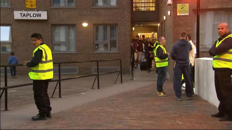 В Лондоне срочно эвакуировали жителей 5 многоэтажек из-за угрозы пожара.