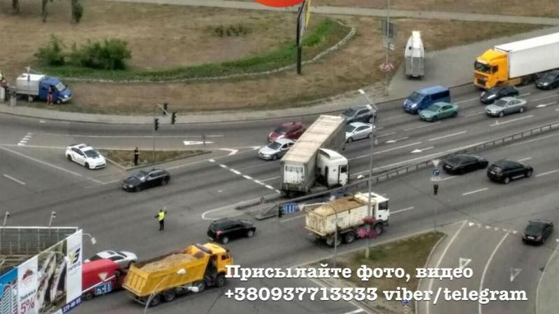 Фура сложилась вдвое: в Киеве из-за аварии образовались огромные пробки