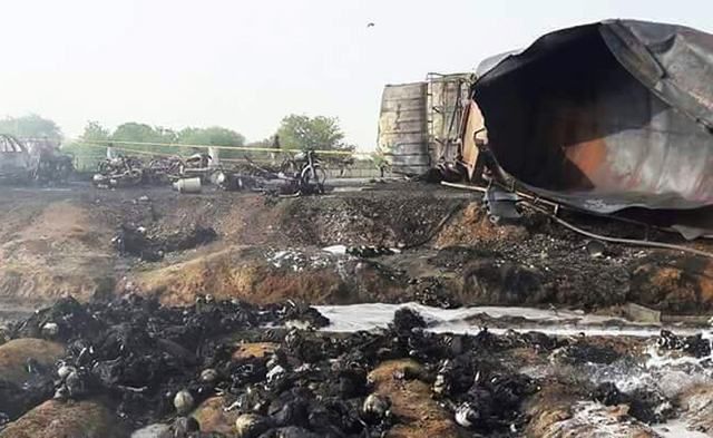 Смертельна пожежа у Пакистані: від загорання бензовоза загинули більше 100 людей
