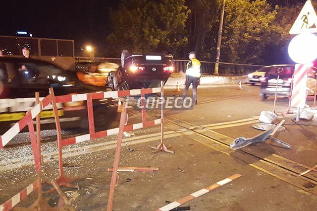 Авто перевернулось на крышу: в Киеве произошло "пьяное" ДТП Авто перевернулось на крышу: в Киеве произошло "пьяное" ДТП