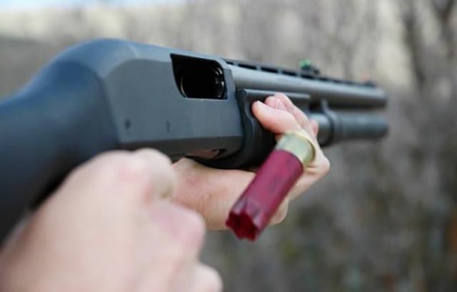 Фермери відкрили вогонь по сусідах-робітниках на Київщині: є поранені Фермери відкрили вогонь по сусідах-робітниках на Київщині: є поранені