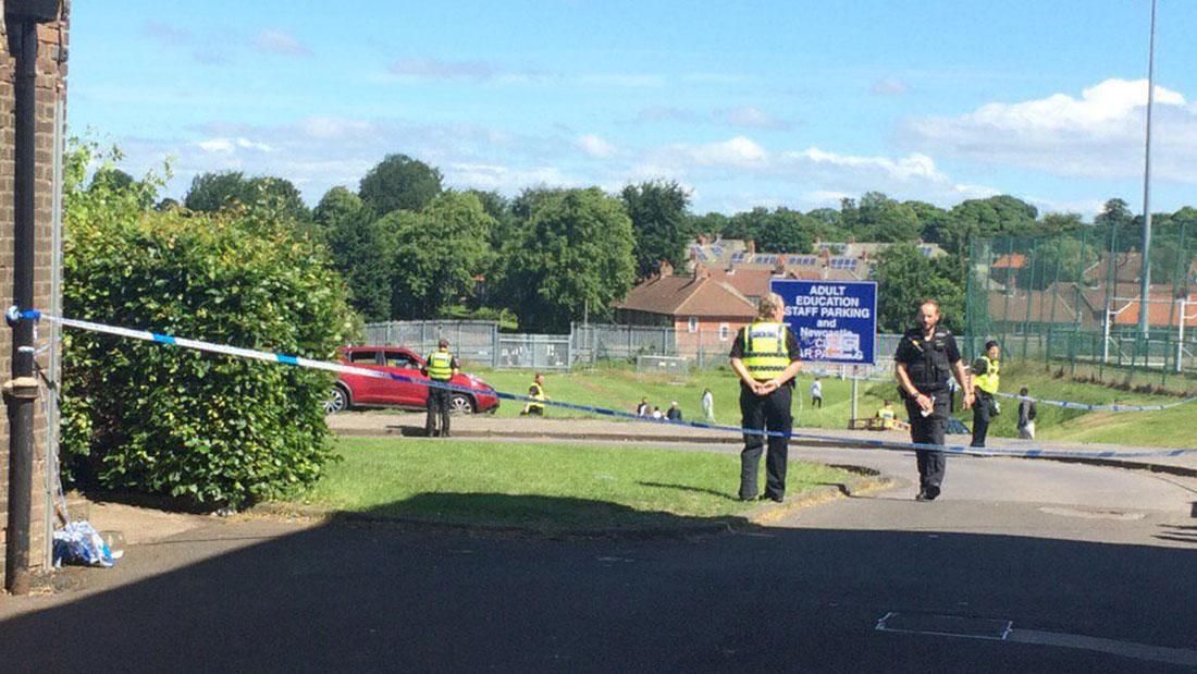 Грузовик въехал в толпу людей возле мечети в Великобритании: много пострадавших Грузовик въехал в толпу людей возле мечети в Великобритании: много пострадавших