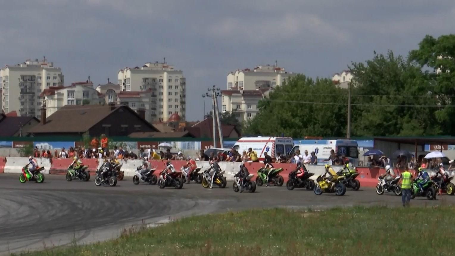 Стальные монстры и сверхвысокие скорости: в Киеве состоялся чемпионат по мотогонкам