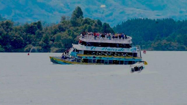 Лодка с туристами перевернулся в Колумбии: есть десятки погибших. Видео