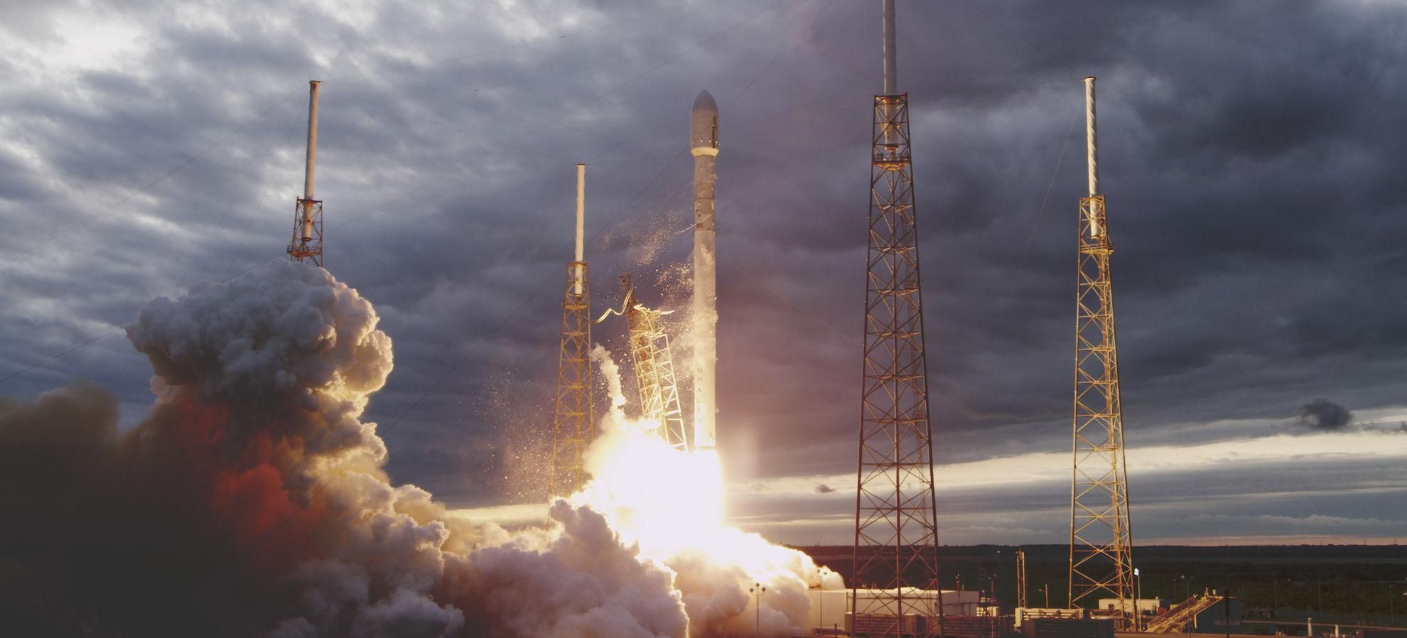 Ракета від SpaceX успішно вивела на орбіту новітні супутники: відео