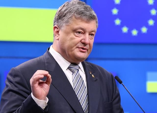 Зустріч Порошенко і Макрона: Порошенко вже прибув до Франції