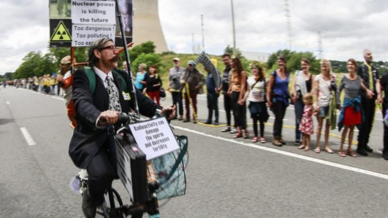 50 тисяч людей утворили живий ланцюг з вимогою закрити найбільшу бельгійську АЕС 50 тисяч людей утворили живий ланцюг з вимогою закрити найбільшу бельгійську АЕС