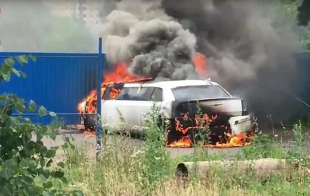 Неизвестные сожгли лимузин в Киеве: опубликовано видео