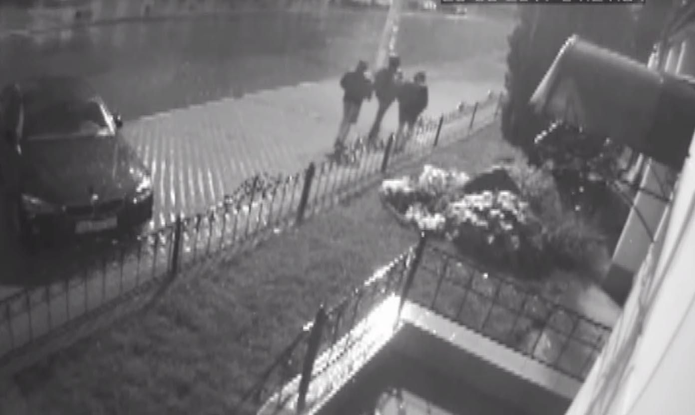 СБУ показала видео с моментом нападения на офис "Батькивщины" в Киеве СБУ показала видео с моментом нападения на офис "Батькивщины" в Киеве