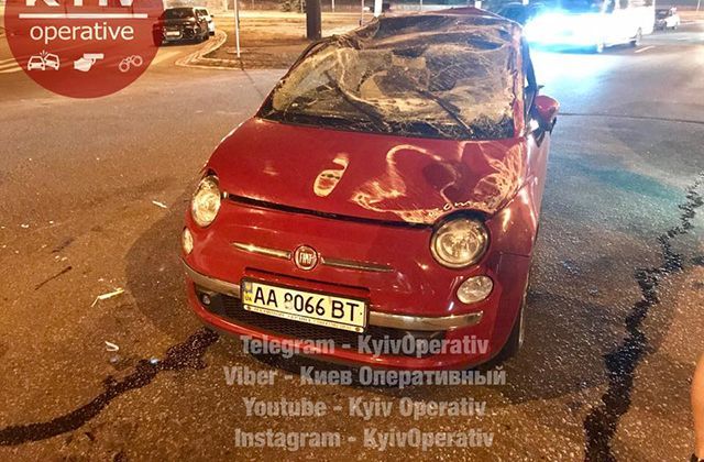 В Киеве столкнулись сразу три автомобиля: машины сильно повредило