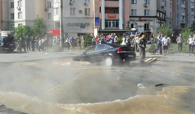 В Киеве автомобиль провалился в огромную дыру в асфальте: есть пострадавшие