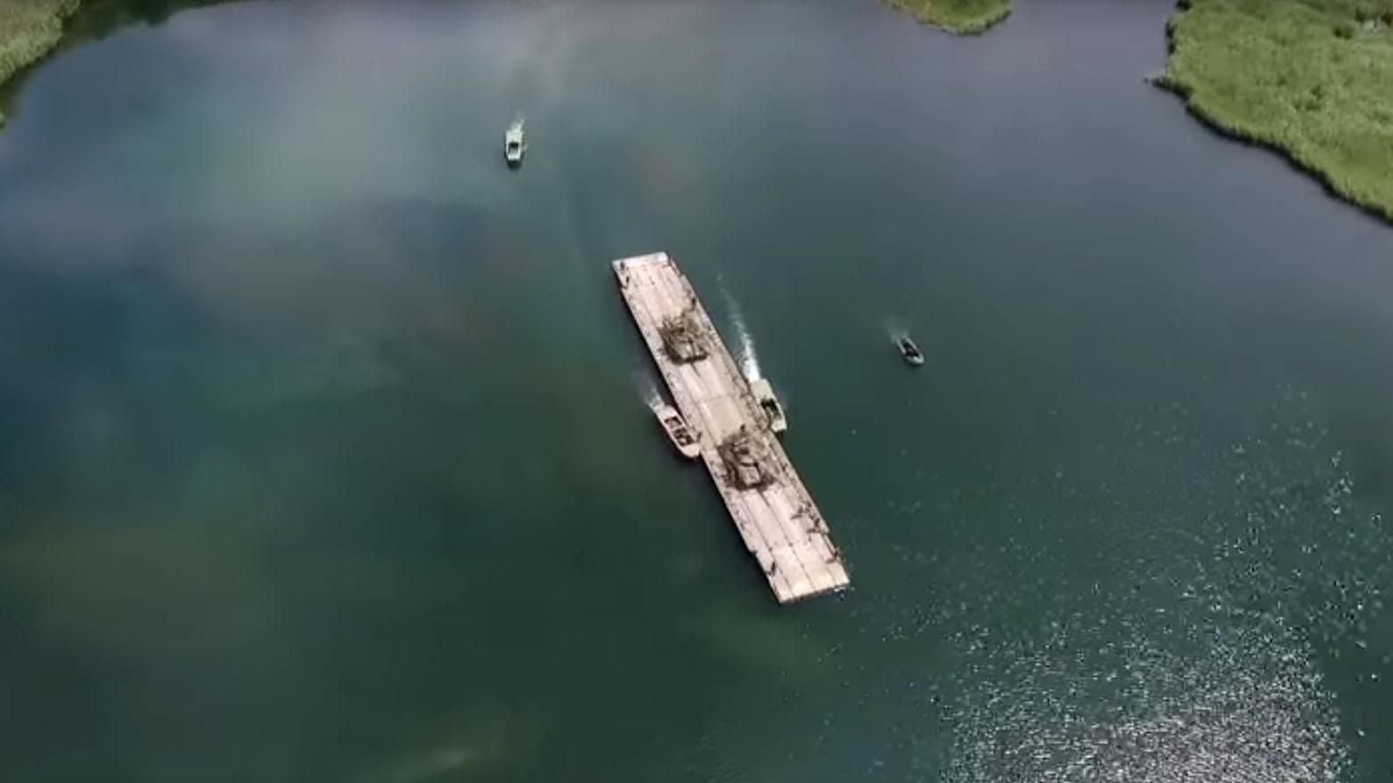 Переправа танков через реку: военные показали зрелищное видео