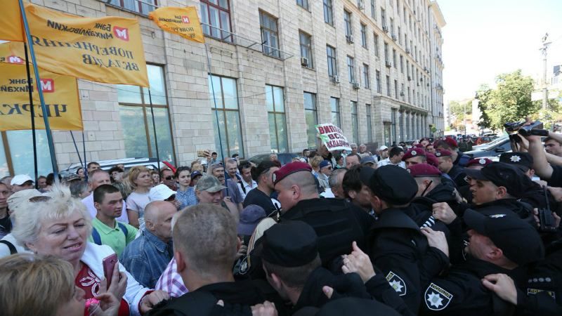 На Банковій стались сутички: вкладники побились з поліцією