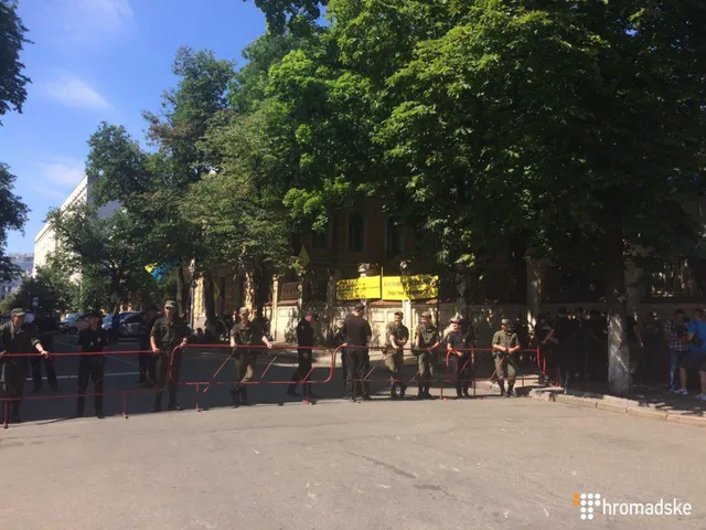 Мітингувальники намагались прорватись крізь кордони поліції