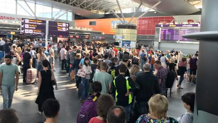 Розлючені пасажири заблокували лінію паспортного контролю в аеропорті "Бориспіль"