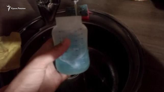 З кранів в окупованому Севастополі потекла синя вода: опубліковано відео З кранів в окупованому Севастополі потекла синя вода: опубліковано відео