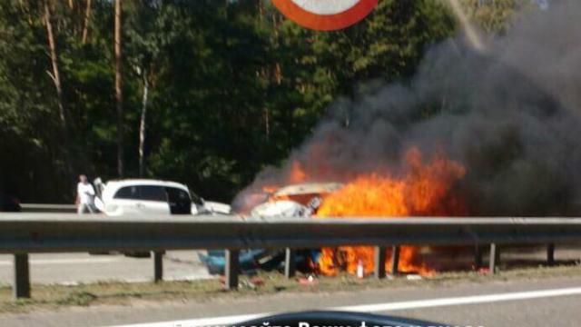 Страшна аварія під Києвом: автівка вигоріла вщент, постраждала дитина Страшна аварія під Києвом: автівка вигоріла вщент, постраждала дитина