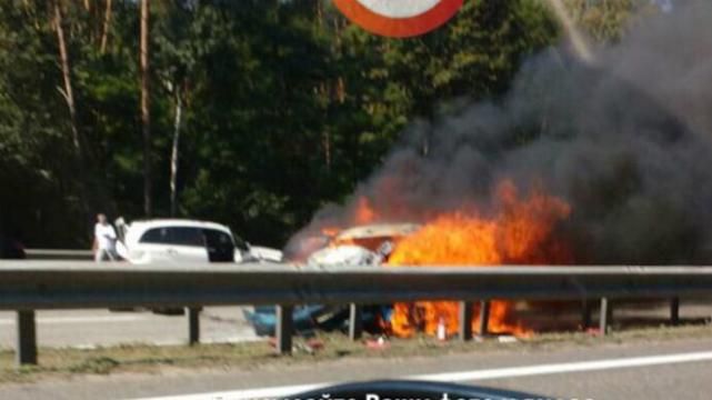 Страшная авария под Киевом: автомобиль выгорел дотла, пострадал ребенок Страшная авария под Киевом: автомобиль выгорел дотла, пострадал ребенок