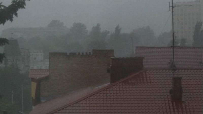 Сильна буря пронеслася Луцьком: з'явились фото та відео Сильна буря пронеслася Луцьком: з'явились фото та відео