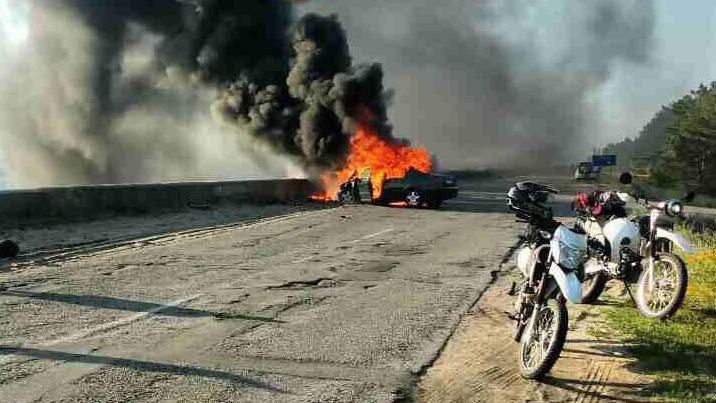 Зіткнення мотоцикла та авто під Києвом перетворилось на вогняне пекло 