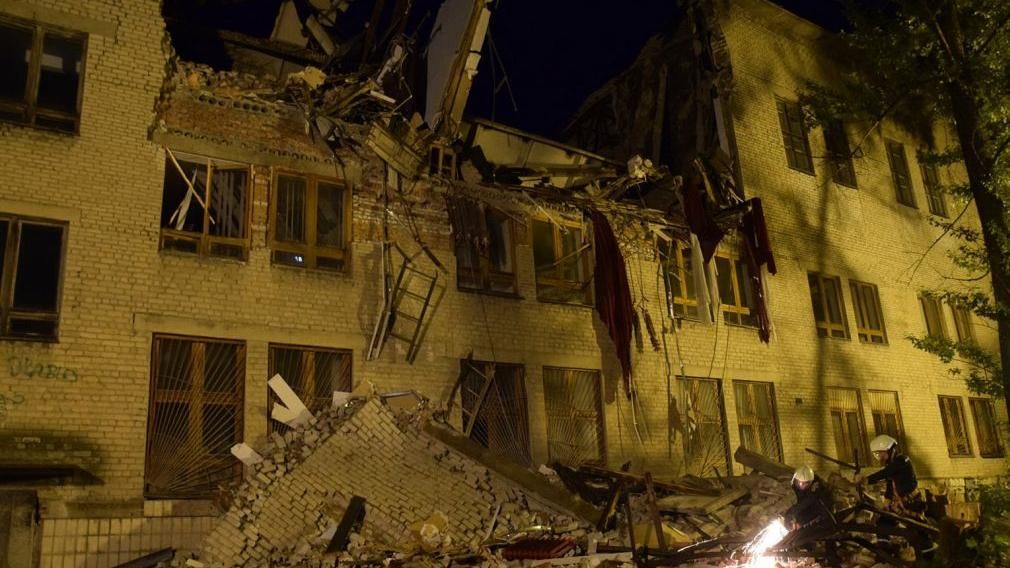 Террористы выдвинули свои версии обрушения университета в Донецке Террористы выдвинули свои версии обрушения университета в Донецке