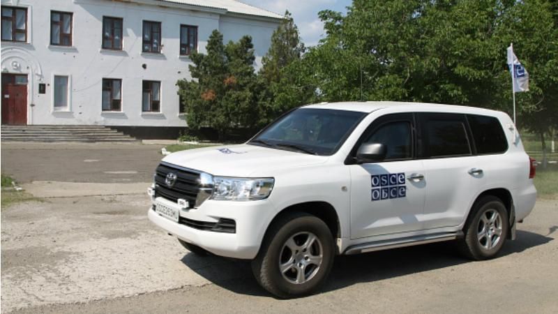 Террористы цинично обстреляли СММ ОБСЕ на Донбассе: наблюдатели эвакуируют офис Террористы цинично обстреляли СММ ОБСЕ на Донбассе: наблюдатели эвакуируют офис