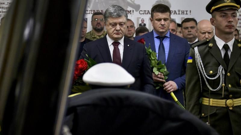 Порошенко посмертно наградил разведчика Шаповала и СБУшника Возного Порошенко посмертно наградил разведчика Шаповала и СБУшника Возного