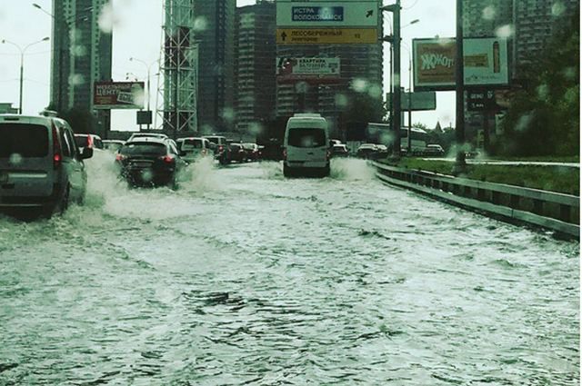 Москву штурмует мощнейший  ливень за последние почти сто лет: есть фото и видео
