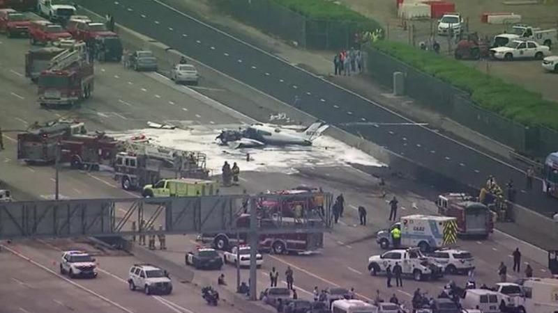 У США двомоторний літак впав на шосе: з'явилось відео