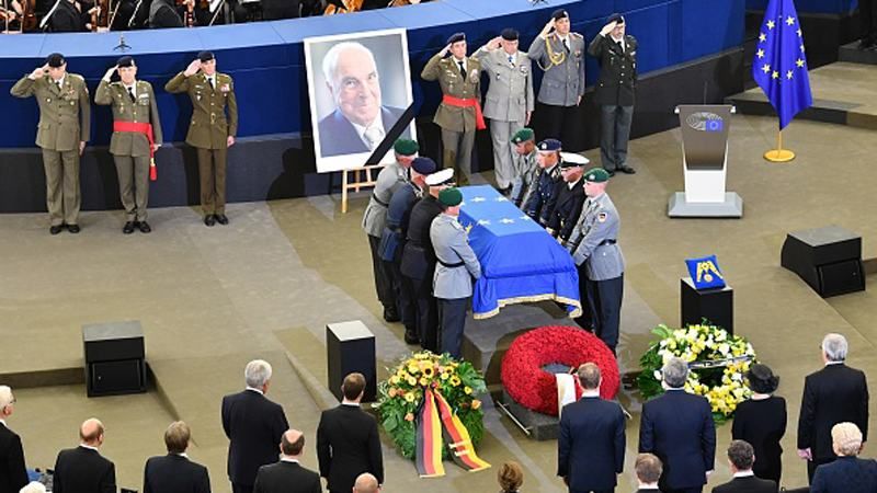 Европа прощается с Гельмутом Колем по особому сценарию Европа прощается с Гельмутом Колем по особому сценарию