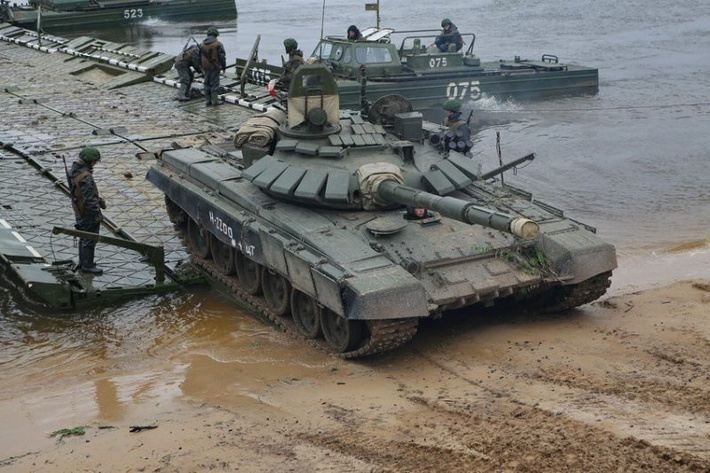 Окупанти стріляють з танків у Криму Окупанти стріляють з танків у Криму