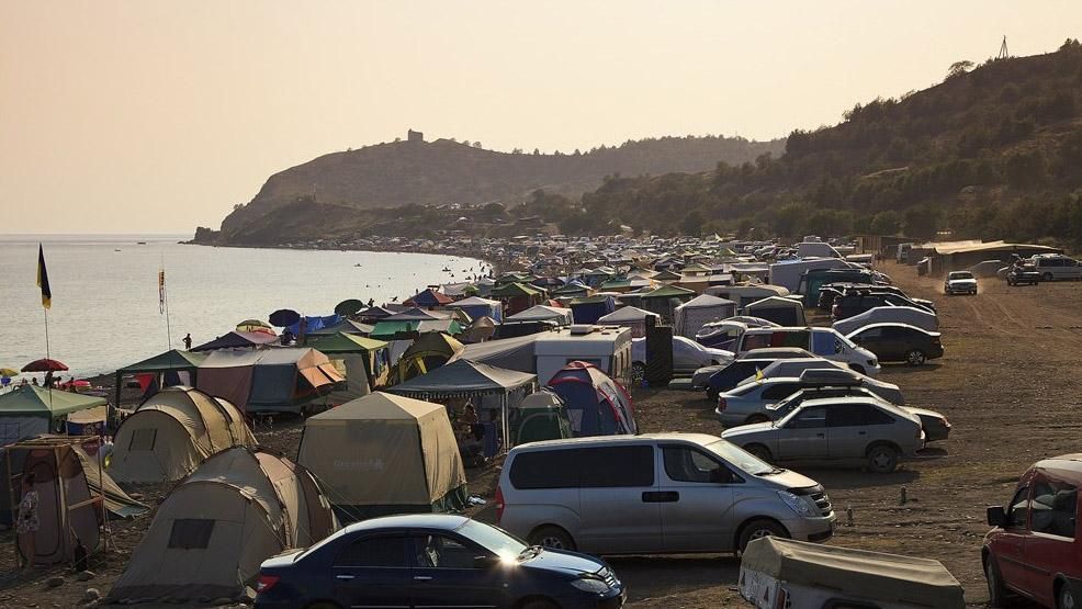 Знищення "дикого" туриста: із Криму виживають відпочивальників, які привозять мало грошей Знищення "дикого" туриста: із Криму виживають відпочивальників, які привозять мало грошей