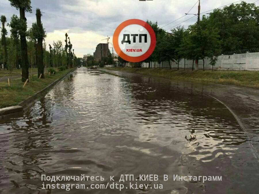 В Киеве затопило улицу: опубликовали фото