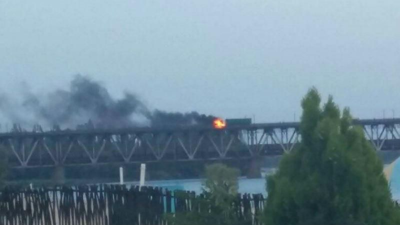 Грузовик загорелся на мосту в Кременчуге: появилось видео