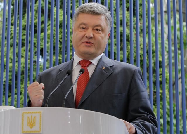 Порошенко нагородив бійців ВМС медалями та орденами Порошенко нагородив бійців ВМС медалями та орденами