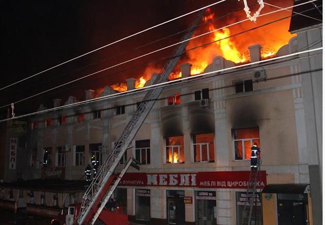 Огромный пожар охватил торгово-производственное здание в Хмельницком: фото