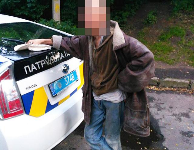 Нападавший осколком стекла порезал горло мужчине во Львове