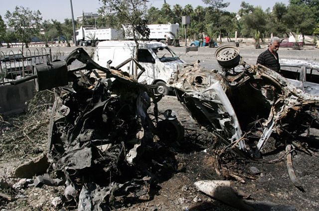 В Сирии смертник взорвал автомобиль: есть жертвы и руины В Сирии смертник взорвал автомобиль: есть жертвы и руины