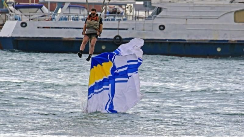 Вертолеты, парашюты и морские "котики": как в Одессе зрелищно отметили День флота