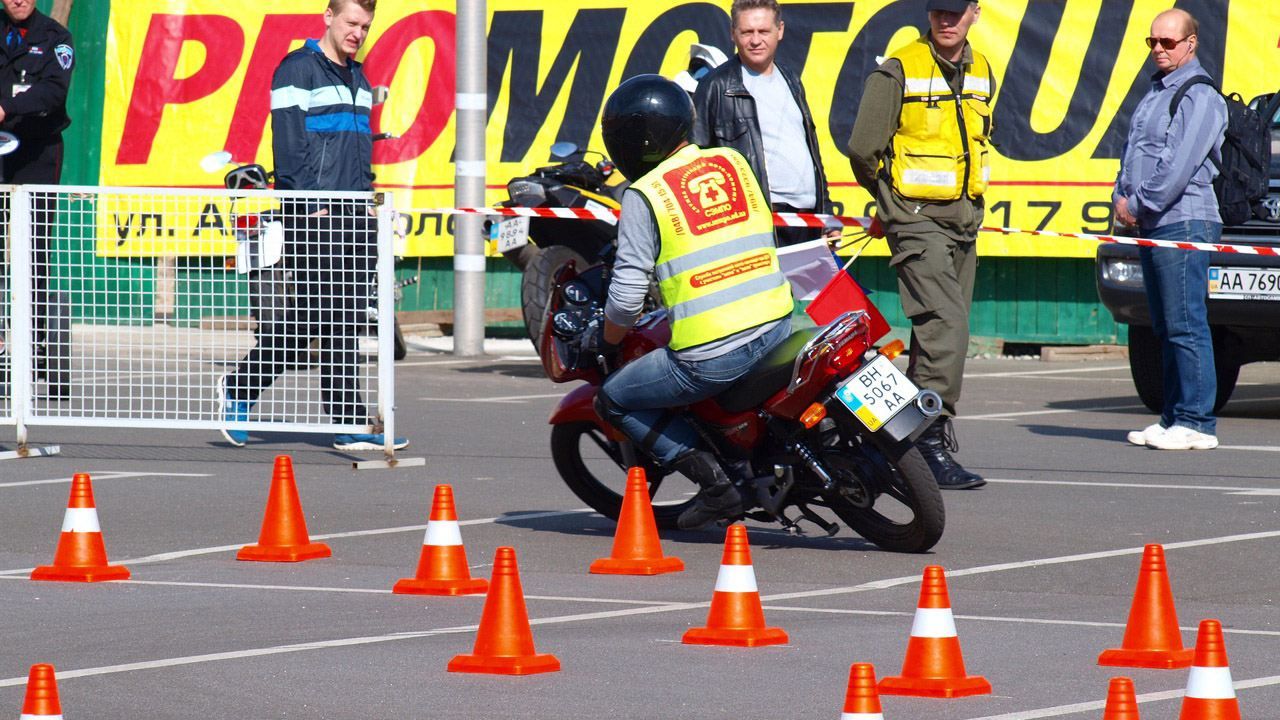 Зрелищное "Мотородео" в Черкассах: водители соревновались в искусной езде Зрелищное "Мотородео" в Черкассах: водители соревновались в искусной езде