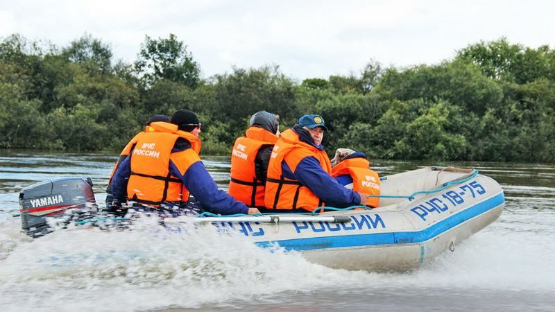 Трагедія в Росії: на озері перевернувся переповнений човен, є багато загиблих 