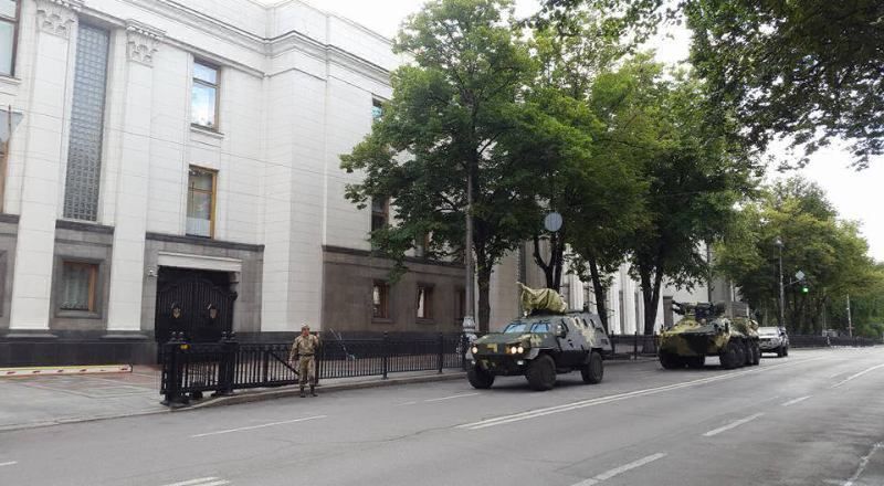 До стін Верховної Ради під'їхала невідома бронетехніка: з'явилися фото
