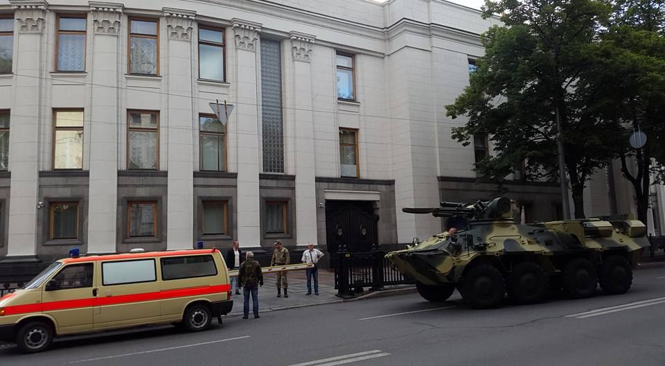 У Верховній Раді розповіли, навіщо під будівлю стягнули бронетехніку