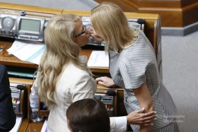 День поцілунків: Тимошенко цілує