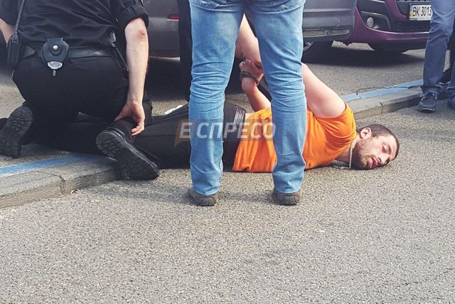 Кусався та кидався під колеса авто: в Києві поліція затримала дивакуватого чоловіка