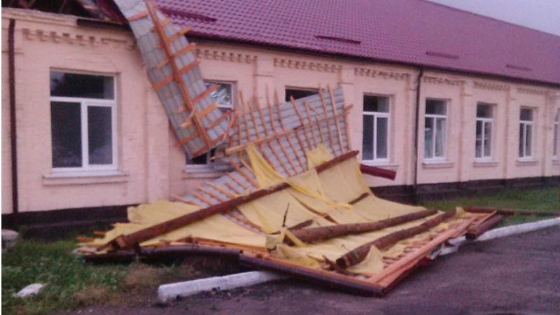 Сильный ураган повредил военную часть в Черкасской области: появилось фото