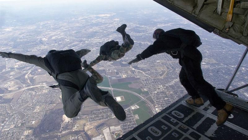 Троє українських екстремалів травмувались під час стрибка з парашутом Троє українських екстремалів травмувались під час стрибка з парашутом