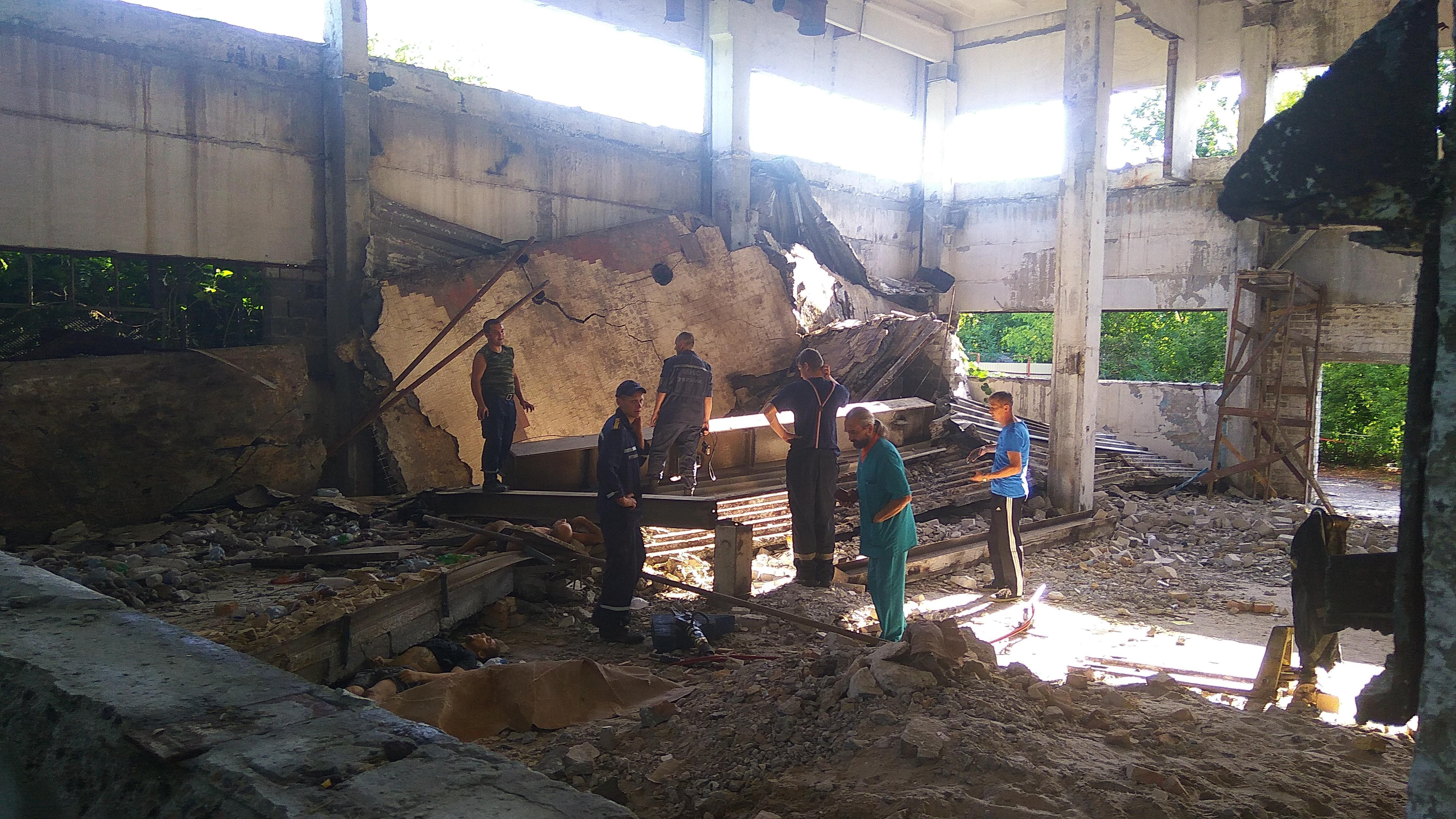 В Кривом Роге бетонная плита раздавила двух мужчин: жуткие фото